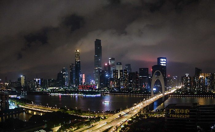 Vue sur le quartier Quartier de Tianhe à Canton (Chine) de nuit avec la Canton Tower, la tour IFC, la tour du CTF Finance Centre