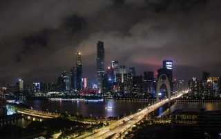 Vue sur le quartier Quartier de Tianhe à Canton (Chine) de nuit avec la Canton Tower, la tour IFC, la tour du CTF Finance Centre